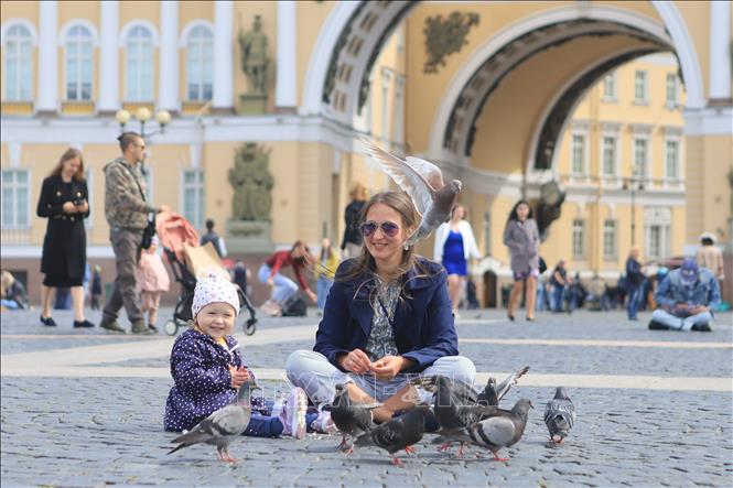 Trong ảnh: Người dân địa phương và du khách thăm Quảng trường Cung điện ở thành phố Saint Petersburg. Ảnh: Trần Hiếu - Pv TTXVN tại Nga