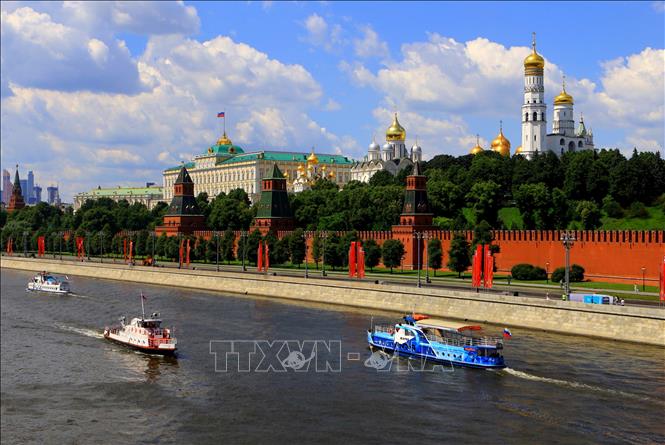 Trong ảnh: Du khách ngắm Cung điện Kremlin trong tour du lịch trên sông Moskva. Ảnh: Trần Hiếu - Pv TTXVN tại Nga 