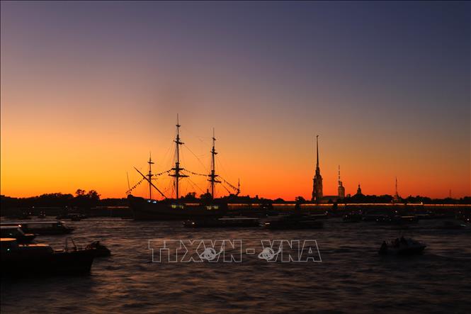 Trong ảnh: Khách du lịch trải nghiệm hành trình khám phá hoàng hôn trên sông Neva ở thành phố Saint Petersburg. Ảnh: Trần Hiếu - Pv TTXVN tại Nga