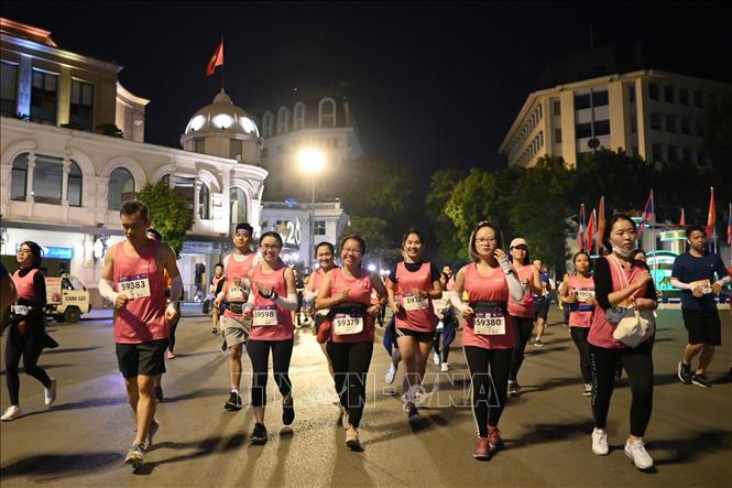 Trong ảnh: Các vận động viên chạy qua khu vực Quảng trường cách mạng tháng 8. Ảnh: Thành Đạt - TTXVN