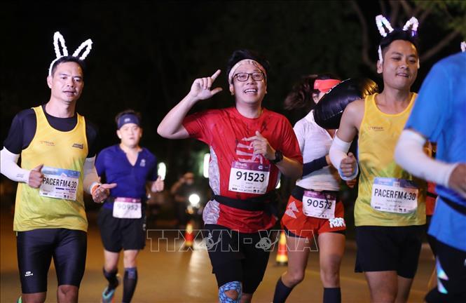 Trong ảnh: Giải chạy trong đêm đầu tiên tại Hà Nội mang đến nhiều trải nghiệm thú vị. Ảnh: Thành Đạt - TTXVN