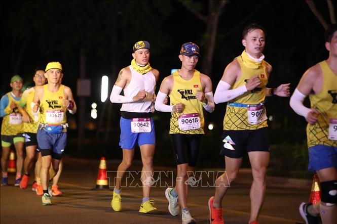 Trong ảnh: Giải chạy trong đêm đầu tiên tại Hà Nội mang đến nhiều trải nghiệm thú vị. Ảnh: Thành Đạt - TTXVN