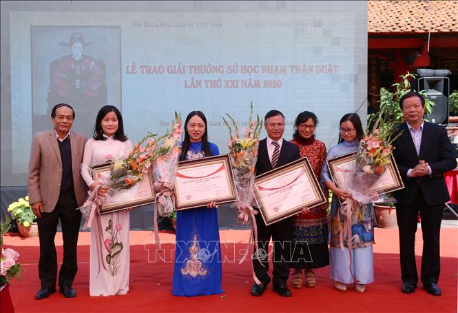 Trong ảnh: Trao giải Ba cho các tác giả đoạt giải. Ảnh: Hoàng Hiếu - TTXVN