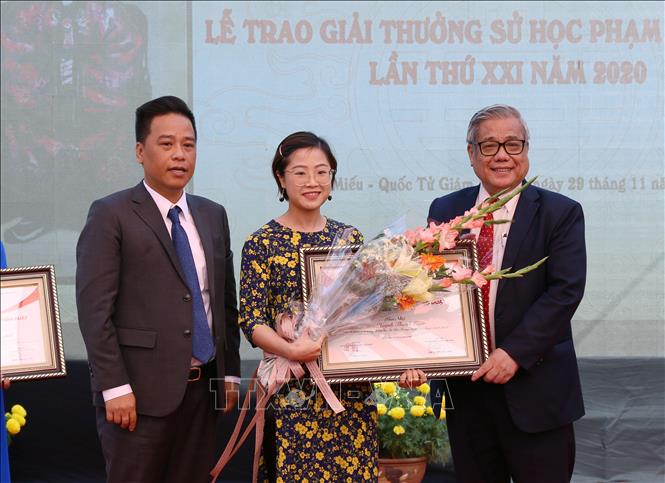 Trong ảnh: Trao giải Nhì cho các tác giả đoạt giải. Ảnh: Hoàng Hiếu - TTXVN