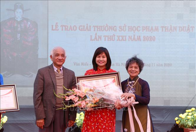 Trong ảnh: PGS.TS Trần Đức Cường - Chủ tịch Hội Khoa học Lịch sử Việt Nam và Nhà báo Trịnh Thị Liên - Phó Chủ tịch Quỹ giải thưởng Phạm Thận Duật trao giải Nhất cho TS. Bùi Thị Hà. Ảnh: Hoàng Hiếu - TTXVN