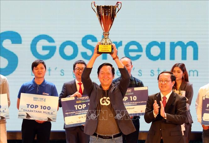 Photo: Minister of Science and Technology Huynh Thanh Dat hands over the Champion Cup to Gostream Technology Team. VNA Photo: Anh Tuấn