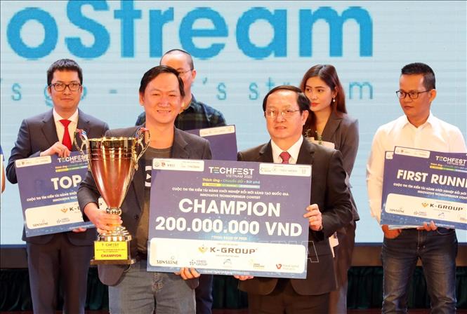 Photo: Minister of Science and Technology Huynh Thanh Dat hands over the Champion Cup to Gostream Technology Team. VNA Photo: Anh Tuấn