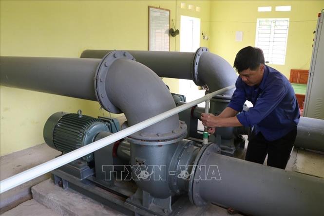 Trong ảnh: Bên trong trạm bơm Lường Xá, ở xã Lương Điền, huyện Cẩm Giàng sau khi cải tạo. Trạm được thay mới 1.400m3/h, tu sửa nhà trạm và nhà quản lý, cải tạo hệ thống điện, làm cầu chắn rác, cải tạo bể hút và làm cổng, tường bao… phục vụ tưới cho 152ha và tiêu cho 129ha. Ảnh: Mạnh Minh- TTXVN