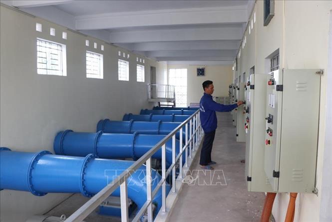 Trong ảnh: Trạm bơm Nam Đồng thuộc địa bàn thành phố Hải Dương được xây dựng năm 1978, có 15 máy bơm, công suất mỗi máy 4.000m3/h, phục vụ tưới cho 111ha và tiêu cho 2.358ha. Sau khi cải tạo, công nhân vận hành trạm bơm nhàn hơn, nhanh hơn. Hiệu suất của trạm bơm trước chỉ 65% đến nay đạt 85-90%. Ảnh: Mạnh Minh- TTXVN