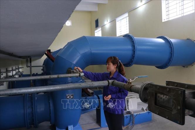 Trong ảnh: Trạm bơm Quảng Giang thuộc địa bàn xã Đại Hợp, huyện Tứ Kỳ đảm bảo tiêu úng cho diện tích trên 1.000ha mới được đầu tư cải tạo: thay mới 4 máy công suất 4.000m3/h, sửa chữa và nâng cấp nhà trạm, nhà quản lý, thay lưới chắn rác, cải tạo hệ thống điện... Ảnh: Mạnh Minh- TTXVN