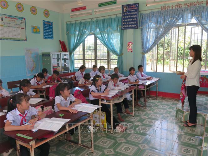 Trong ảnh: Trường Tiểu học Bế Văn Đàn tại thôn Đăk Mế có trên 70 em học sinh là người Brâu. Ảnh: Dư Toán – TTXVN