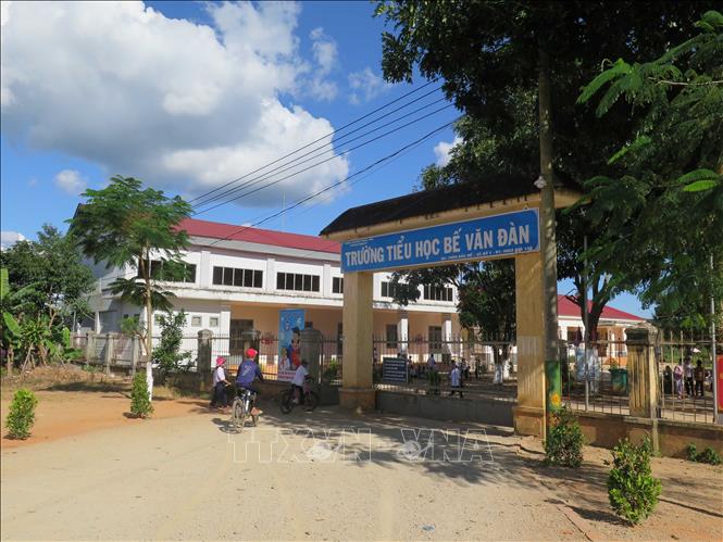 Trong ảnh: Trường Tiểu học Bế Văn Đàn tại thôn Đăk Mế có trên 70 em học sinh là người Brâu. Ảnh: Dư Toán – TTXVN