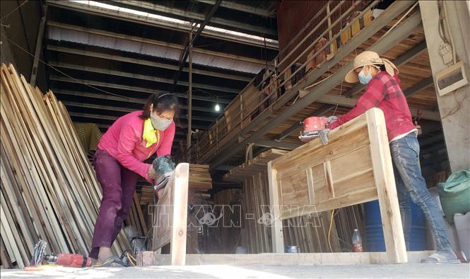 Trong ảnh: Hoạt động sản xuất chế biến gỗ tại thôn Đoài (Yên Lạc, Vĩnh Phúc). Ảnh: Hoàng Hùng - TTXVN