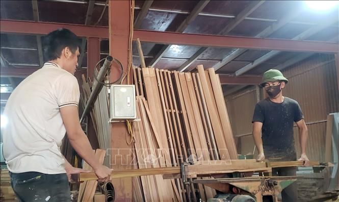 Trong ảnh: Hoạt động sản xuất chế biến gỗ tại xưởng sản xuất Oanh Trọng thôn Đoài (Yên Lạc, Vĩnh Phúc). Ảnh: Hoàng Hùng - TTXVN