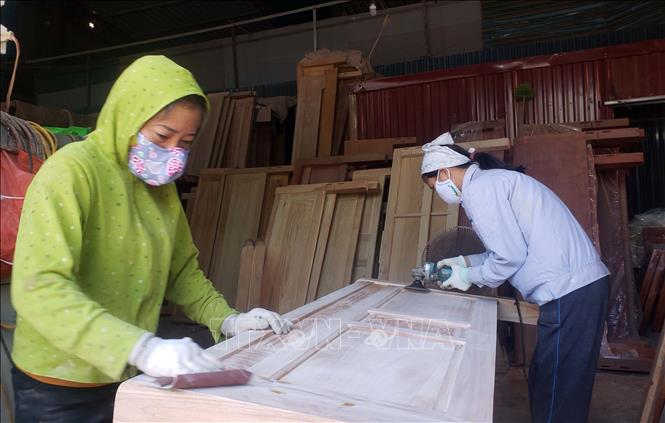 Trong ảnh: Hoàn thiện sản phẩm giường tại thôn Đoài (Yên Lạc, Vĩnh Phúc). Ảnh: Hoàng Hùng - TTXVN