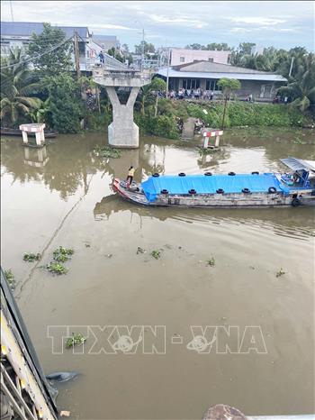 Trong ảnh: Nhịp giữa của cầu Thiên Hộ bị sập. Ảnh: Hữu Chí-TTXVN