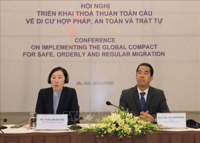 Thứ trưởng Bộ Ngoại giao Tô Anh Dũng và Trưởng Đại diện Phái đoàn IOM Việt Nam Park Mi Hyung chủ trì hội nghị. Ảnh: Lâm Khánh - TTXVN