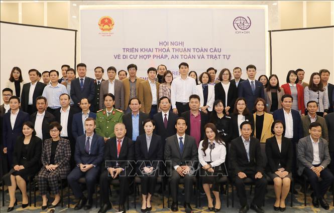 Thứ trưởng Bộ Ngoại giao Tô Anh Dũng và Trưởng Đại diện Phái đoàn IOM Việt Nam Park Mi Hyung và các đại biểu dự hội nghị. Ảnh: Lâm Khánh - TTXVN