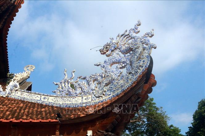 Trong ảnh: Phần cong của mái chùa được trang trí bằng đất nung tráng men theo lối kiến trúc nhà Trần. Ảnh: TTXVN phát