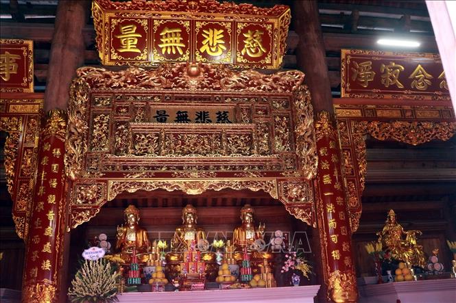 Trong ảnh: Gian thờ chính điện của chùa. Ảnh: TTXVN phát