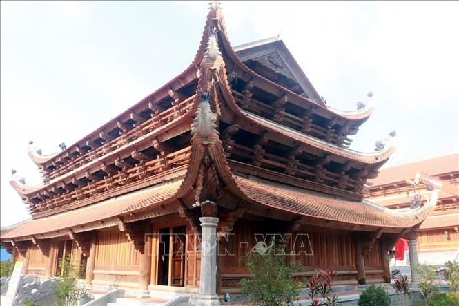 Trong ảnh: Chùa được làm chủ yếu bằng gỗ lim. Ảnh: TTXVN phát