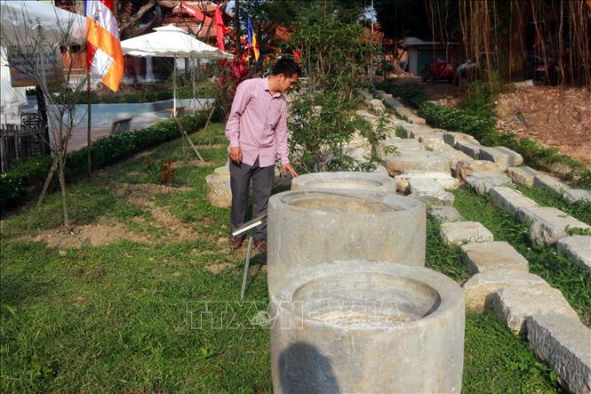 Trong ảnh: Các thống đá cổ nằm trong khuôn viên chùa. Ảnh: TTXVN phát