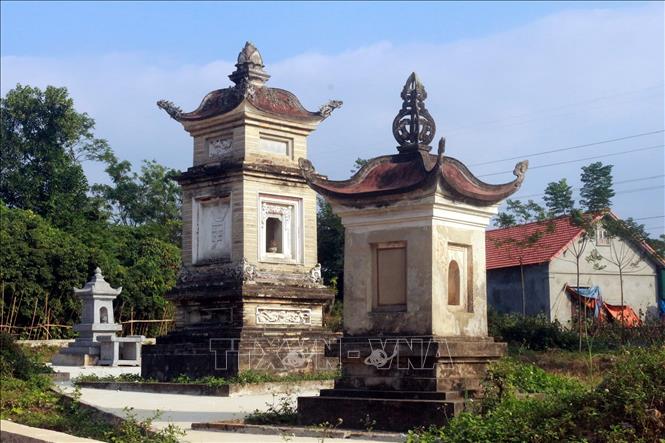 Trong ảnh: Các tháp đá cổ trong khuôn viên chùa. Ảnh: TTXVN phát