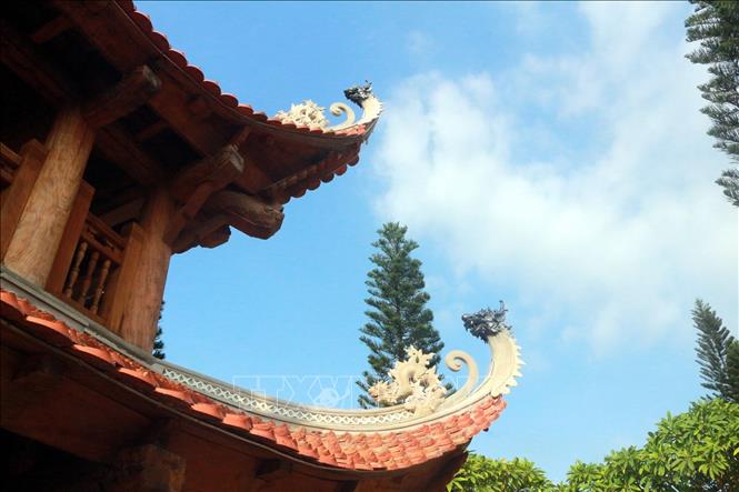 Trong ảnh: Mái chùa được thiết kế tỷ mỉ và làm cong theo lối kiến trúc thời Trần. Ảnh: TTXVN phát