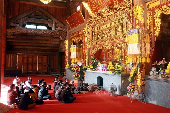 Trong ảnh: Ngày lễ, tết chùa đón rất đông tăng ni, phật tử đến chiêm bái. Ảnh: TTXVN phát