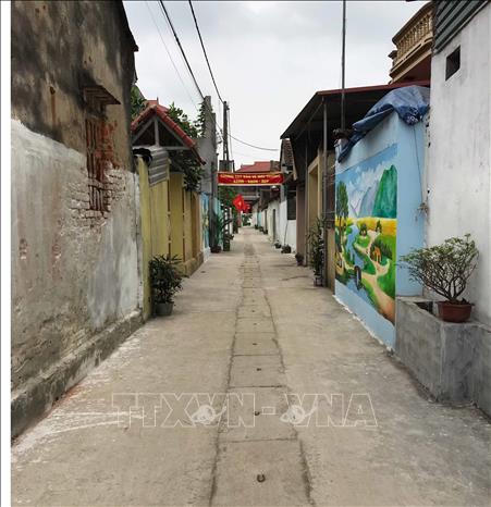 Trong ảnh: Đường làng thông thoáng, sạch đẹp ở xã Nghĩa Hưng, huyện Vĩnh Tường, nhờ xây dựng, cải tạo hệ thống cống, rãnh thoát nước trong khu dân cư. Ảnh: Nguyễn Thảo - TTXVN