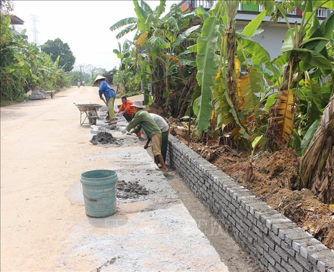 Trong ảnh: Việc xây dựng hệ thống cống, rãnh thoát nước thải trong khu dân cư tại xã Đồng Thịnh, huyện Sông Lô góp phần cải thiện môi trường. Ảnh: Nguyễn Thảo - TTXVN