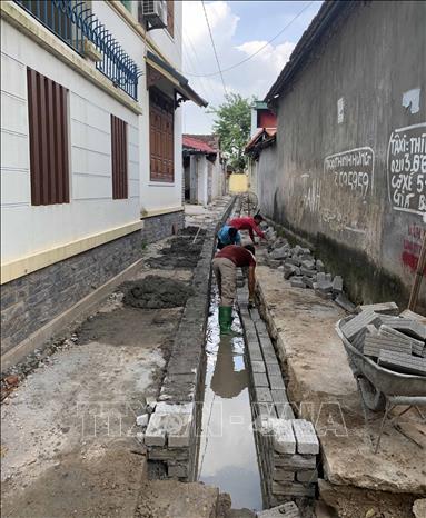 Trong ảnh: Việc xây dựng hệ thống cống, rãnh thoát nước thải trong khu dân cư tại xã Chấn Hưng, huyện Vĩnh Tường, góp phần cải thiện môi trường. Ảnh: Nguyễn Thảo - TTXVN