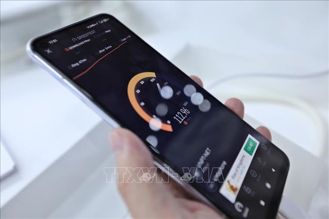 Trong ảnh: Tốc độ sóng 5G chạy thử tại quầy trải nghiệm của VinaPhone khu vực Hà Nội. Ảnh: Minh Quyết - TTXVN