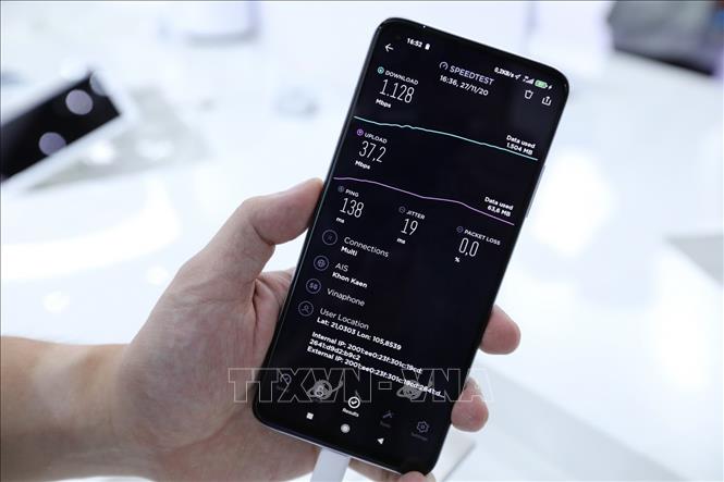 Trong ảnh: Tốc độ sóng 5G chạy thử tại quầy trải nghiệm của VinaPhone khu vực Hà Nội. Ảnh: Minh Quyết - TTXVN