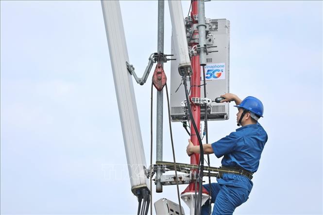 Trong ảnh: Nhân viên VNPT khẩn trương hoàn thành lắp đặt các trạm phát sóng 5G tại khu vực Hà Nội. Ảnh: Minh Quyết – TTXVN