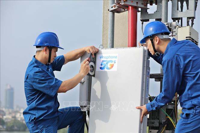 Trong ảnh: Nhân viên VNPT khẩn trương hoàn thành lắp đặt các trạm phát sóng 5G tại khu vực Hà Nội. Ảnh: Minh Quyết – TTXVN