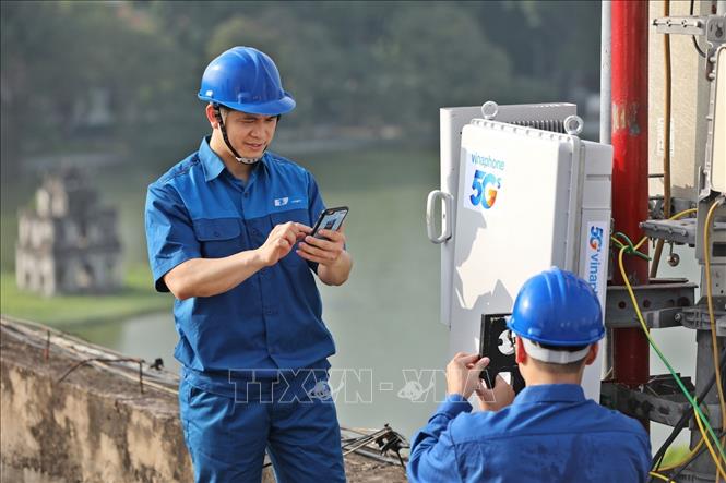 Trong ảnh: Nhân viên VNPT khẩn trương hoàn thành lắp đặt các trạm phát sóng 5G tại khu vực Hà Nội. Ảnh: Minh Quyết – TTXVN