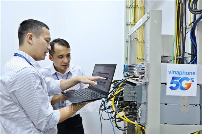 Trong ảnh: Nhân viên VNPT khẩn trương hoàn thành lắp đặt các trạm phát sóng 5G tại khu vực Hà Nội. Ảnh: Minh Quyết – TTXVN