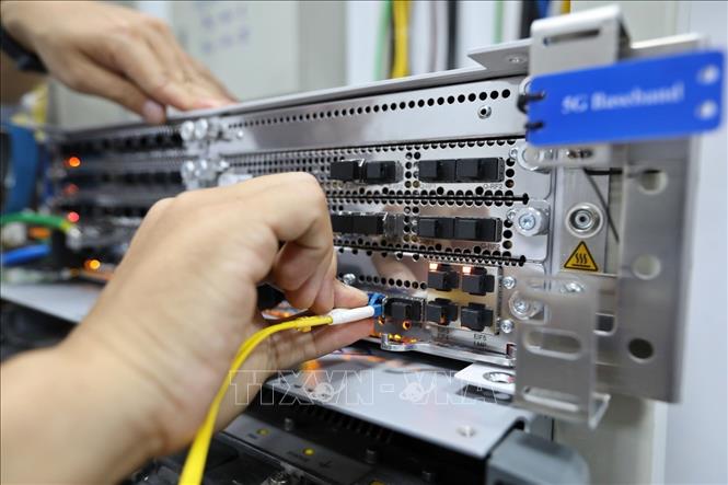 Trong ảnh: Nhân viên VNPT khẩn trương hoàn thành lắp đặt các trạm phát sóng 5G tại khu vực Hà Nội. Ảnh: Minh Quyết – TTXVN