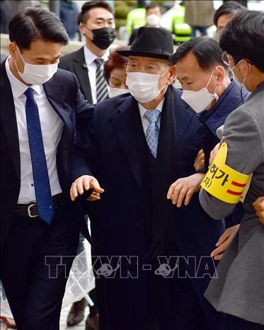 Trong ảnh: Cựu Tổng thống Hàn Quốc Chun Doo-hwan (giữa) tới tòa án thành phố Gwangju ngày 30/11/2020. Ảnh: Yonhap/TTXVN