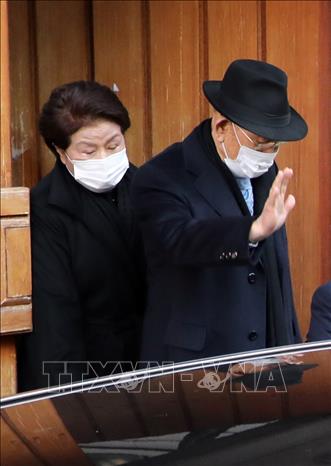 Trong ảnh: Cựu Tổng thống Hàn Quốc Chun Doo-hwan (phải) rời nhà riêng ở Seoul để tới tòa án ở thành phố Gwangju ngày 30/11/2020. Ảnh: Yonhap/TTXVN