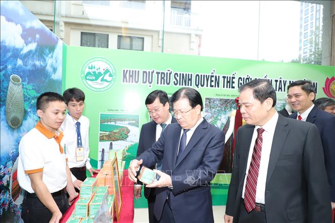 Trong ảnh: Phó Thủ tướng Trịnh Đình Dũng tham quan các gian hàng chế biến từ sản phẩm nông lâm sản. Ảnh: Bích Huệ - TTXVN