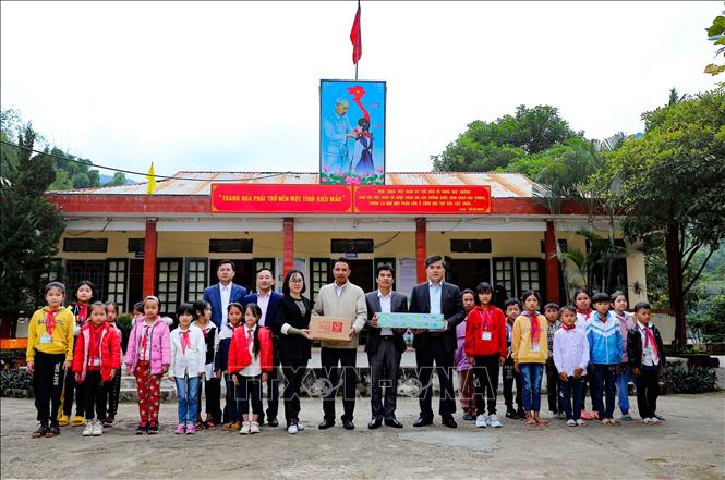 Trong ảnh: Đoàn công tác trao tặng sách giáo khoa, thiết bị, đồ dùng dạy - học cho trường Tiểu học Pù Nhi, huyện Mường Lát. Ảnh: Thanh Tùng - TTXVN