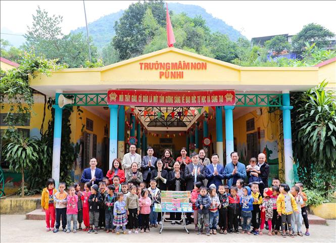 Trong ảnh: Đoàn công tác trao tặng sách giáo khoa, thiết bị, đồ dùng dạy và học cho trường Mầm non Pù Nhi, huyện Mường Lát. Ảnh: Thanh Tùng - TTXVN