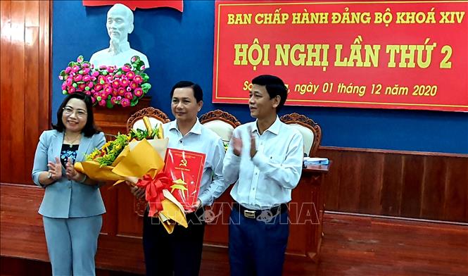 Bí thư Tỉnh ủy Lâm Văn Mẫn và Phó Bí thư Thường trực Tỉnh ủy Sóc Trăng Hồ Thị Cẩm Đào trao Quyết định và tặng hoa chúc mừng ông Trần Văn Lâu. Ảnh: Trung Hiếu-TTXVN
