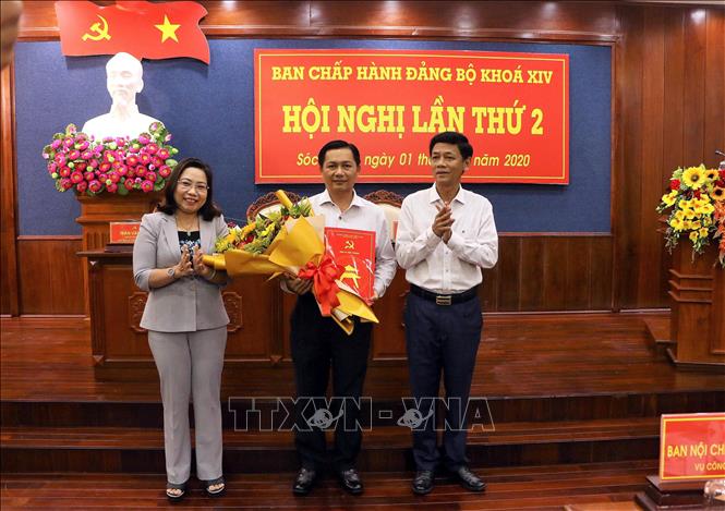 Bí thư Tỉnh ủy Lâm Văn Mẫn và Phó Bí thư Thường trực Tỉnh ủy Sóc Trăng Hồ Thị Cẩm Đào trao Quyết định và tặng hoa chúc mừng ông Trần Văn Lâu. Ảnh: Trung Hiếu-TTXVN
