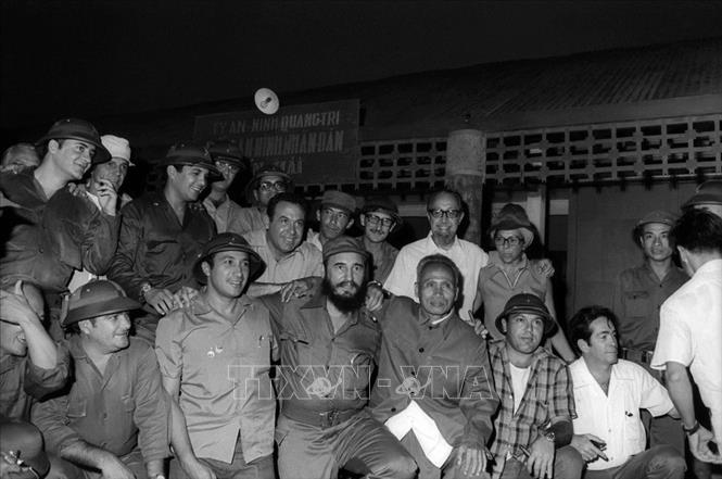 Đồng chí Fidel Castro, Thủ tướng Chính phủ Cách mạng Cuba, Bí thư Thứ nhất BCH Trung ương Đảng Cộng sản Cuba cùng Đoàn đại biểu Đảng và Chính phủ Cách mạng Cuba chụp ảnh kỷ niệm bên đồn An ninh Nhân dân Bến Hải, địa cầu của miền Nam trong chuyến đến thăm vùng Giải phóng miền Nam Việt Nam, ngày 15/9/1973. Ảnh: TTXVN