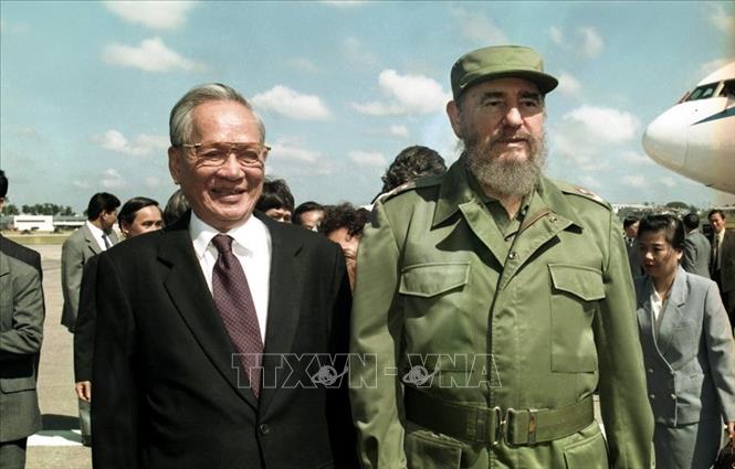 Trong ảnh: Chủ tịch HĐNN và Chính phủ Cuba Fidel Castro đón Chủ tịch nước Lê Đức Anh tại sân bay quốc tế Jose Marti, trong chuyến thăm hữu nghị chính thức Cuba từ ngày 12 - 17/10/1995. Ảnh: Cao Phong – TTXVN