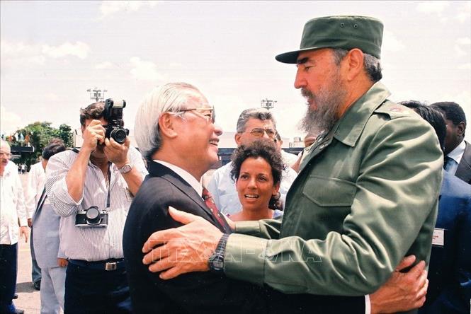 Trong ảnh: Chủ tịch Cuba Fidel Castro tiễn Thủ tướng Võ Văn Kiệt tại sân bay quốc tế Josse Marti ở Thủ đô La Habana, kết thúc tốt đẹp chuyến thăm hữu nghị chính thức Cuba, ngày 10/7/1993. Ảnh: Minh Đạo -TTXVN