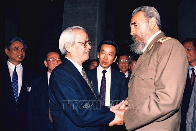 Trong ảnh: Chủ tịch Cuba Fidel Castro trao tặng Huân chương Jose Marti cho Thủ tướng Võ Văn Kiệt trong chuyến thăm hữu nghị chính thức Cuba, ngày 7/7/1993. Ảnh: Minh Đạo - TTXVN
